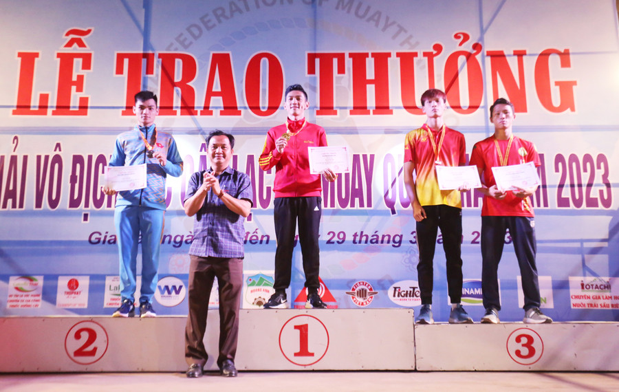 Võ sĩ Nguyễn Thành Thoan (bìa trái) giành huy chương bạc ở hạng cân 54 kg nam lứa tuổi 18-40 cho đoàn Gia Lai. Ảnh: Văn Ngọc Võ sĩ Nguyễn Thành Thoan (bìa trái) giành huy chương bạc ở hạng cân 54 kg nam lứa tuổi 18-40 cho đoàn Gia Lai. Ảnh: Văn Ngọc