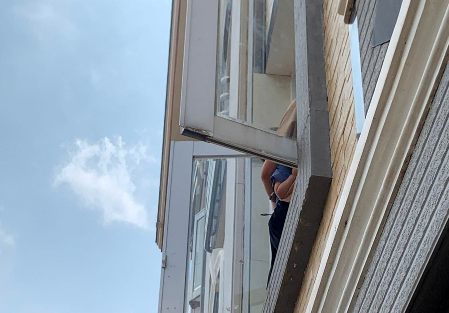 Hình ảnh người mẹ ôm con nhỏ có ý định nhảy lầu tự tử. Ảnh: Công an huyện Đắk R'lấp Hình ảnh người mẹ ôm con nhỏ có ý định nhảy lầu tự tử. Ảnh: Công an huyện Đắk R'lấp