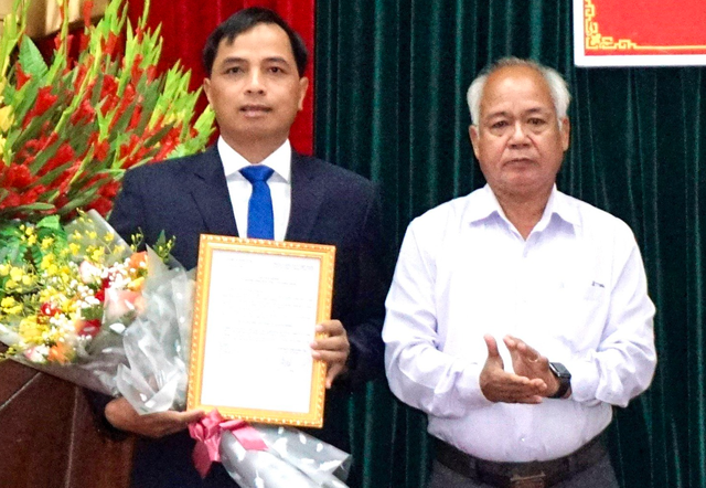 Anh Xiêng Thanh Phúc, Bí thư Tỉnh đoàn Kon Tum (bên trái) nhận quyết định bổ nhiệm chức vụ Chánh văn phòng Tỉnh ủy Kon Tum. Ảnh: N.X