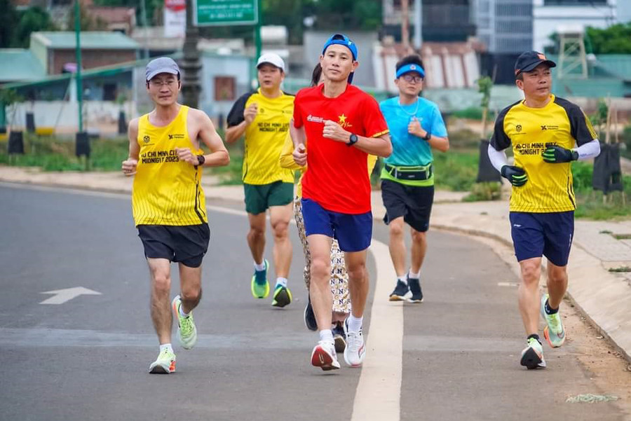 Các vận động viên tập luyện chuẩn bị tham gia chạy đồng hành vì bình yên biên giới. Ảnh: Thiên Di