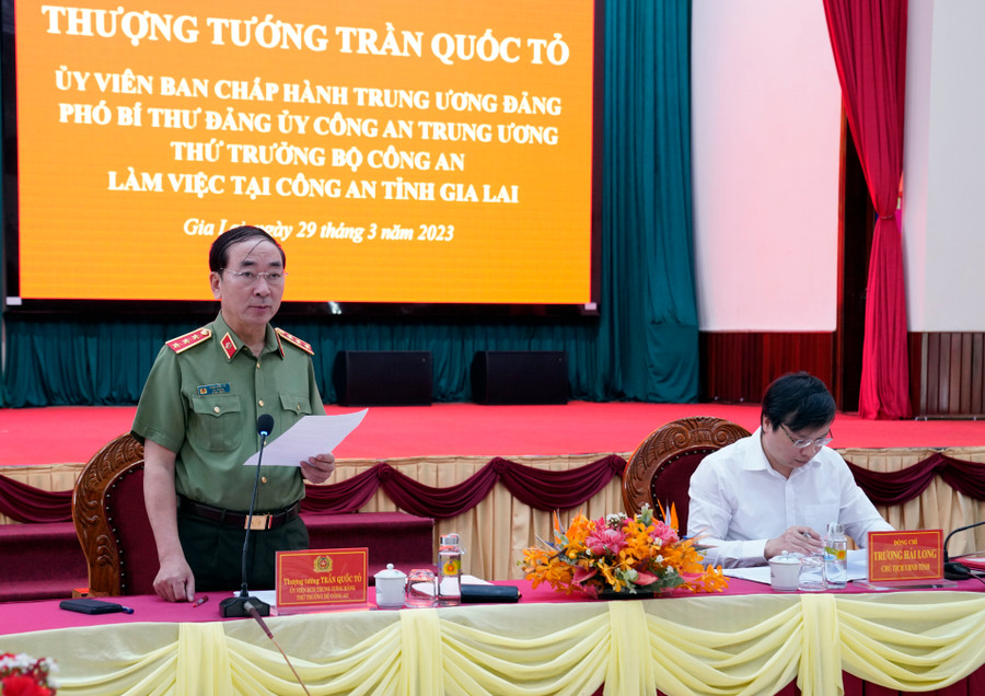Thượng tướng Trần Quốc Tỏ-Ủy viên Ban Chấp hành Trung ương Đảng, Phó Bí thư Đảng ủy Công an Trung ương, Thứ trưởng Bộ Công an chủ trì buổi làm việc tại Công an tỉnh Gia Lai. Ảnh: Lê Ánh Thượng tướng Trần Quốc Tỏ-Ủy viên Ban Chấp hành Trung ương Đảng, Phó Bí thư Đảng ủy Công an Trung ương, Thứ trưởng Bộ Công an chủ trì buổi làm việc tại Công an tỉnh Gia Lai. Ảnh: Lê Ánh