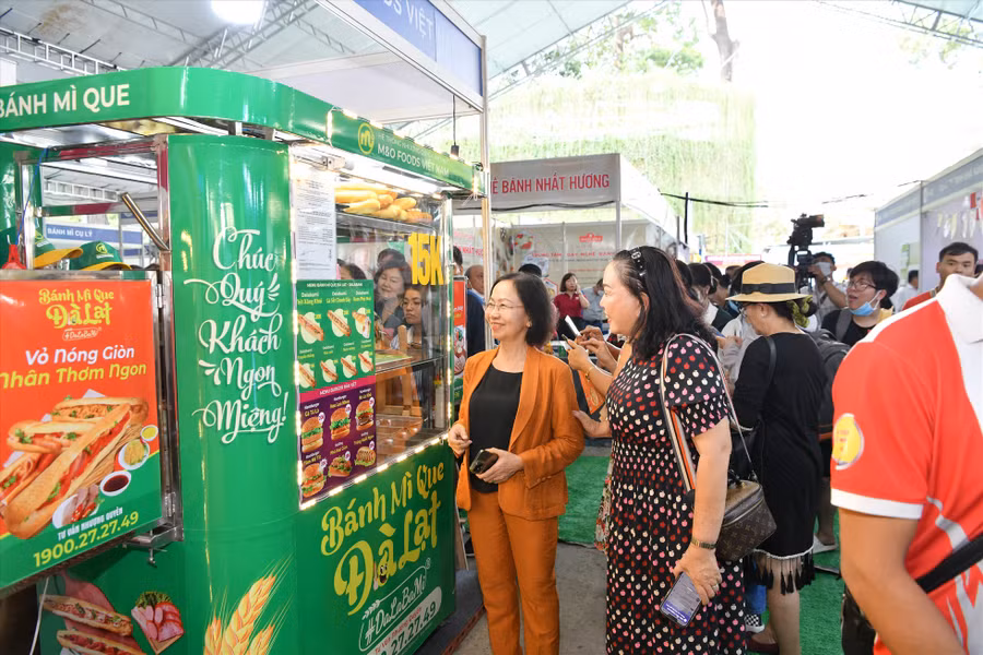 Bà Nguyễn Thị Khánh, Chủ tịch Hiệp hội Du lịch TP Hồ Chí Minh cho biết, ở Việt Nam, mọi người luôn có thể tìm cho mình một chiếc bánh mì ưng ý với vô số lựa chọn, muôn vàn biến tấu như bánh mì ngọt, bánh mì mặn, bánh mì nhân thịt, pate, thậm chí bánh mì tôm hùm, bánh mì bò Kobe…