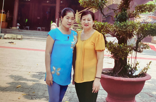 Cho con 'gánh mẹ' một lần - Ảnh 1. Thảo (trái) năm 2008 khi còn đi lại được, cao hơn 1 m 6, nay 33 tuổi người co rút vì loãng xương, biến chứng suy thận, trông như đứa trẻ và phải ngồi xe lăn.