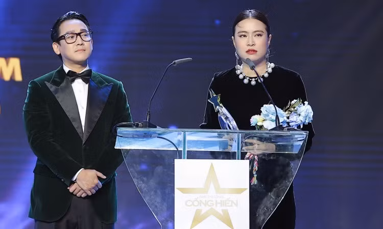 Hoàng Thùy Linh khóc khi nhận giải Cống hiến ảnh 1