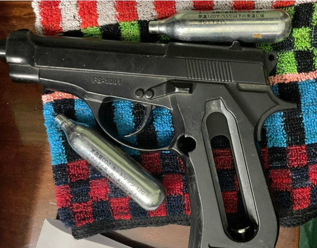 Khẩu súng phát hiện tại nơi ở của Lê Xuân Viễn. Ảnh: Công an Bình Định cung cấp Khẩu súng phát hiện tại nơi ở của Lê Xuân Viễn. Ảnh: Công an Bình Định cung cấp