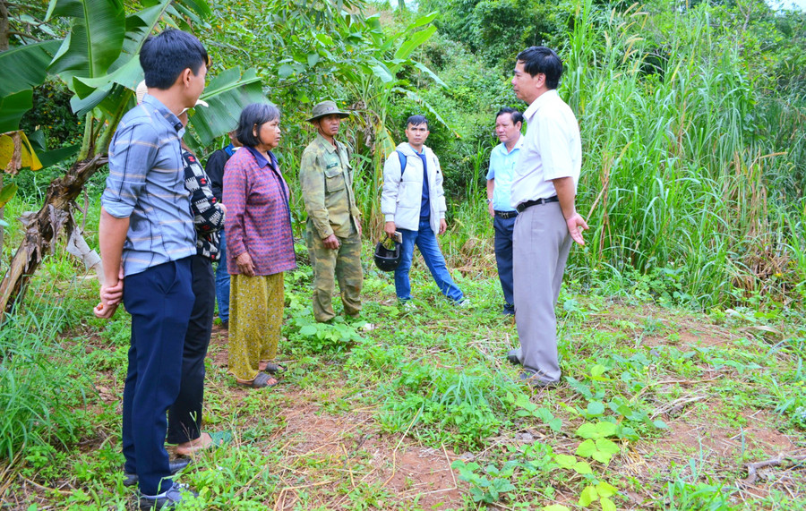 Khảo sát địa điểm thảm sát làng Bak năm 1962. Ảnh: Xuân Toản Khảo sát địa điểm thảm sát làng Bak năm 1962. Ảnh: Xuân Toản
