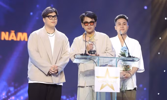 Ba thành viên DTAP nhận giải. Ảnh: BTC giải Cống hiến