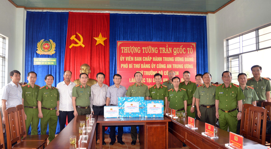 Thượng tướng Trần Quốc Tỏ-Ủy viên Ban Chấp hành Trung ương Đảng, Phó Bí thư Đảng ủy Công an Trung ương, Thứ trưởng Bộ Công an (thứ 8 từ trái sang) tặng quà Công an xã Trà Đa, TP. Pleiku. Ảnh: Lê Ánh Thượng tướng Trần Quốc Tỏ-Ủy viên Ban Chấp hành Trung ương Đảng, Phó Bí thư Đảng ủy Công an Trung ương, Thứ trưởng Bộ Công an (thứ 8 từ trái sang) tặng quà Công an xã Trà Đa, TP. Pleiku. Ảnh: Lê Ánh