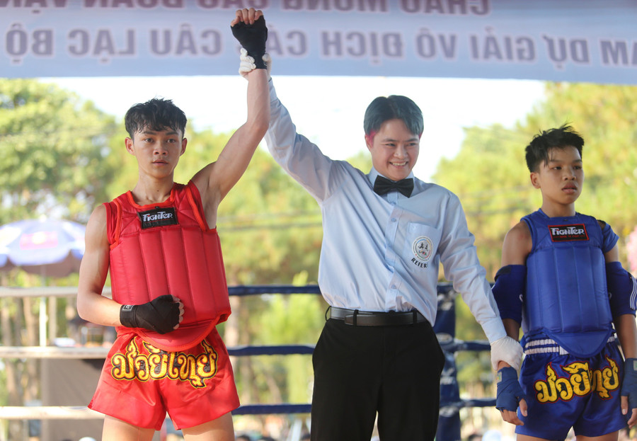 Võ sĩ Võ Huy Hoàng (bìa trái) đã lọt vào trận chung kết hạng cân 45 kg ở lứa tuổi 15-17. Ảnh: Văn Ngọc Võ sĩ Võ Huy Hoàng (bìa trái) đã lọt vào trận chung kết hạng cân 45 kg ở lứa tuổi 15-17. Ảnh: Văn Ngọc