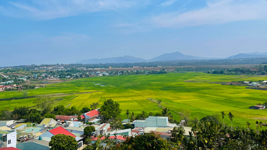 Khung cảnh thung lũng phía Bắc ở cuối đường Tô Vĩnh Diện (phường Hoa Lư) được hình thành từ miệng núi lửa âm nằm trong nội đô Pleiku. Ảnh: Trần Dung