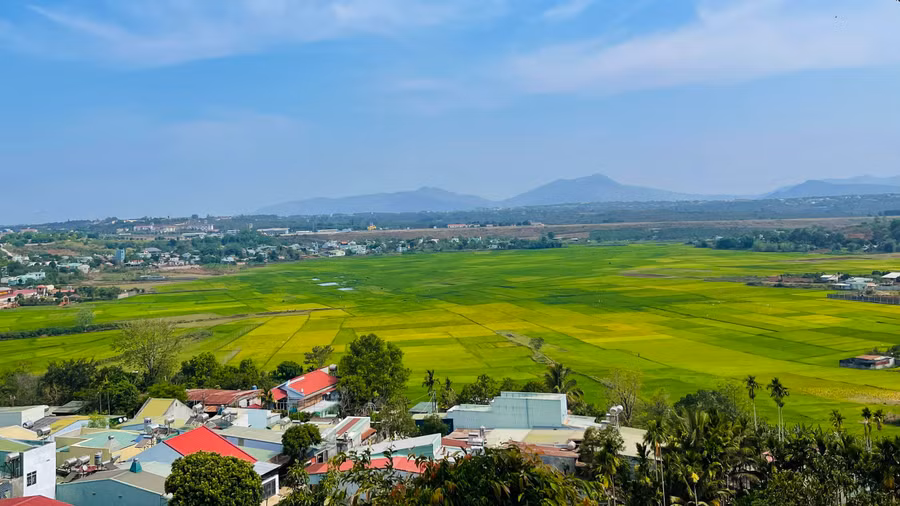 Khung cảnh thung lũng phía Bắc ở cuối đường Tô Vĩnh Diện (phường Hoa Lư) được hình thành từ miệng núi lửa âm nằm trong nội đô Pleiku. Ảnh: Trần Dung