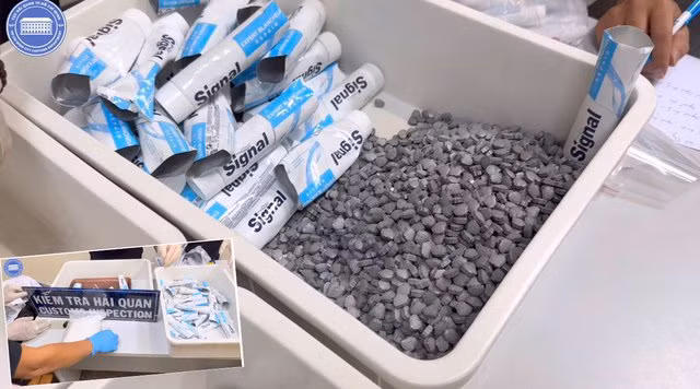 Ma túy được giấu trong kem đánh răng do 4 tiếp viên hàng không vận chuyển từ Pháp về Việt Nam ngày 16.3, bị lực lượng hải quan phát hiện, thu giữ tại sân bay quốc tế Tân Sơn Nhất. Ảnh: Hải quan TP.HCM