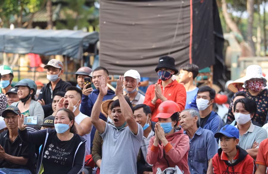 Khán giả cổ vũ cuồng nhiệt cho các võ sĩ Muay. Ảnh: Lê Văn Ngọc