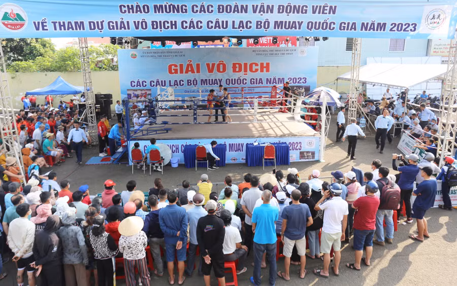 Đông đảo khán giả phố núi Pleiku thưởng thức giải đấu. Ảnh: Lê Văn Ngọc