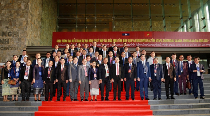 Bình Định ký kết hợp tác với chính quyền 4 tỉnh Nam Lào - Ảnh 1. Lãnh đạo tỉnh Bình Định và các tỉnh Nam Lào chụp ảnh lưu niệm.