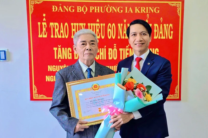 Đảng bộ phường Ia Kring trao Huy hiệu Đảng cho 15 đảng viên