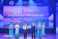 Đại diện các doanh nghiệp và tổ chức vinh dự nhận giải thưởng dành cho 97 đơn vị tiêu biểu có thành tựu xuất sắc trong lĩnh vực chuyển đổi số và đổi mới sáng tạo.
