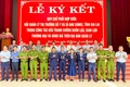 Đội QLTT số 7 và UBND xã Kon Gang ký quy chế phối hợp trong đấu tranh chống buôn lậu, gian lận thương mại và hàng giả. Ảnh: V.T