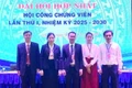 Ông Phạm Huy Vũ (giữa) nhận quyết định giữ chức vụ Chủ tịch Hội Công chứng viên tỉnh Gia Lai nhiệm kỳ 2025-2030, sau khi hoàn tất việc hợp nhất hai hội công chứng viên Gia Lai và Bình Định.
