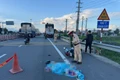 Hiện trường vụ xe máy va chạm xe tải chạy cùng chiều khiến 1 phụ nữ tử vong.