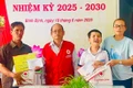 Trao tiền hỗ trợ cho trẻ khuyết tật và bị tai nạn giao thông