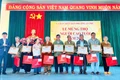 Lãnh đạo UBND phường An Phú (Gia Lai) trao bằng mừng thọ và quà động viên các cụ cao niên trên địa bàn.