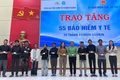 Các đơn vị phối hợp trao tặng thẻ bảo hiểm y tế cho người dân khó khăn ở khu vực phía Tây tỉnh.