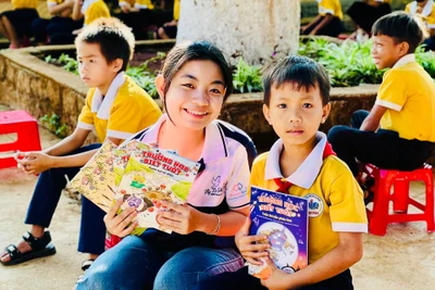 Tặng 1.000 cuốn sách, truyện thiếu nhi cho Trường Tiểu học Ia Khươl