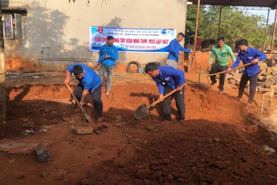 Khởi công xây dựng nhà tình nghĩa cho hộ nghèo ở làng Dơk Ngol