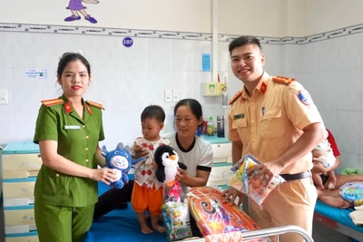 Tặng 660 phần quà cho thiếu nhi xã Đak Tơ Ver và Bệnh viện Nhi tỉnh Gia Lai