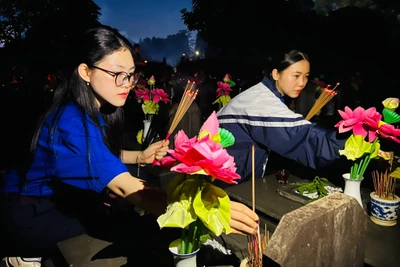 Dâng hương, dâng hoa và thắp nến tri ân tại Nghĩa trang Liệt sĩ tỉnh Gia Lai