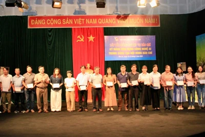 Bế giảng lớp bồi dưỡng kỹ năng ứng dụng công nghệ AI trong sáng tạo nội dung báo chí