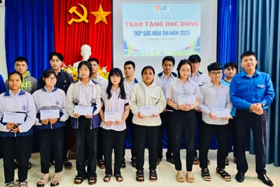 Pleiku: Trao 75 suất học bổng “Tiếp sức mùa thi” cho học sinh lớp 12