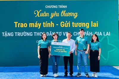 Tặng 15 máy tính và 40 suất học bổng cho Trường Trung học cơ sở Đăk Tơ Ver