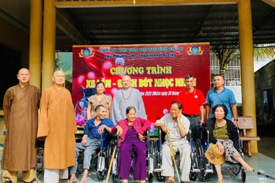 Chùa Quan Âm tặng 10 xe lăn cho người khuyết tật ở thành phố Pleiku