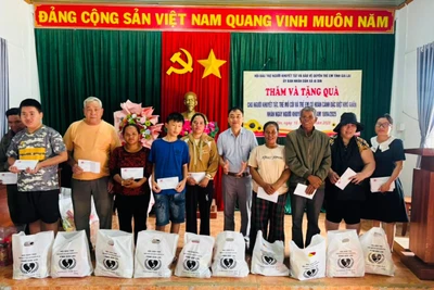 Gia Lai: Tặng 200 suất quà cho người khuyết tật, trẻ mồ côi và trẻ em có hoàn cảnh khó khăn