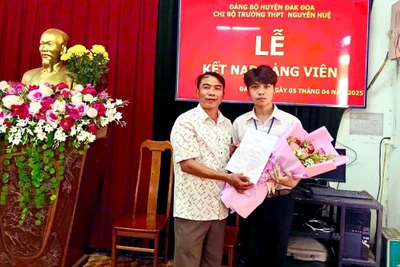 Chi bộ Trường THPT Nguyễn Huệ kết nạp Đảng cho 1 học sinh