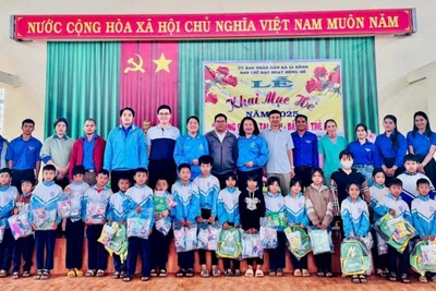 Tặng 250 suất quà cho học sinh xã Ia Kênh