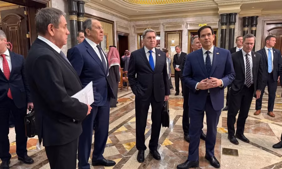 bo-truong-ngoai-giao-nga-lavrov-giua-va-co-van-chinh-sach-doi-ngoai-cua-tong-thong-nga-thu-2-tu-phai-tro-chuyen-cung-cac-quan-chuc-arabia-saudi-ngay-18-2-anh-aa-getty-images.png