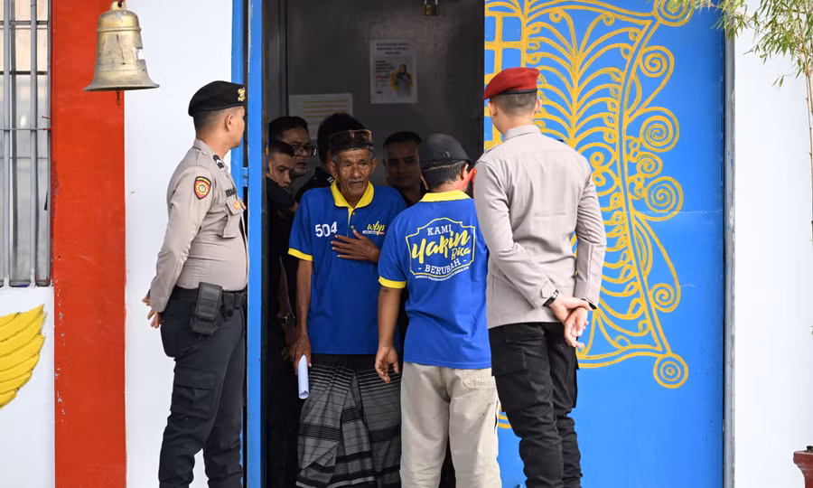 tu-nhan-ao-xanh-di-bau-cu-tai-diem-bo-phieu-o-nha-tu-thanh-pho-banda-aceh-indonesia-hoi-thang-2-anh-afp.png