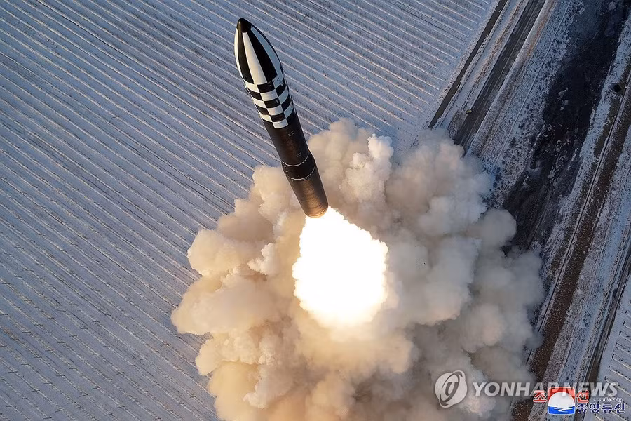 trieu-tien-phong-ten-lua-hwasong-18-nam-2023-anh-kcna-yunhap.jpg