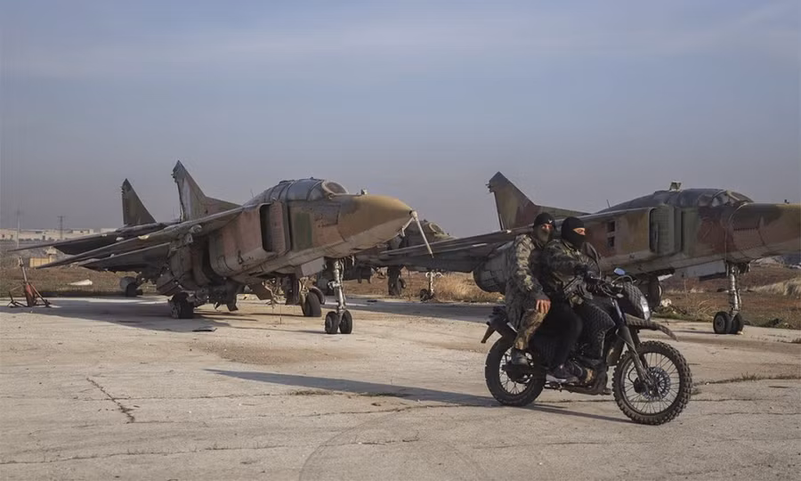 phien-quan-syria-tai-can-cu-khong-quan-o-ngoai-o-thanh-pho-aleppo-anh-ap.jpg