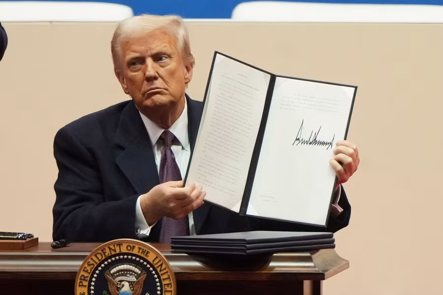 tong-thong-trump-gio-mot-sac-lenh-sau-khi-ky-ngay-20-1-anh-afp.jpg