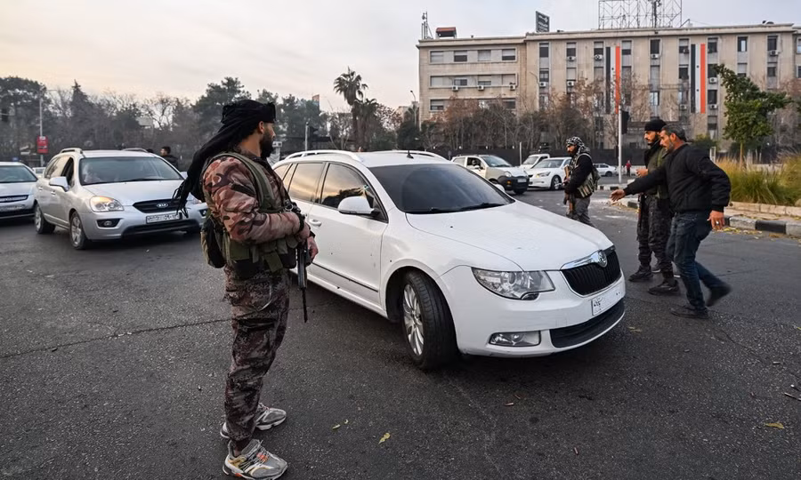 phien-quan-tren-duong-pho-damascus-ngay-8-12-anh-afp.jpg