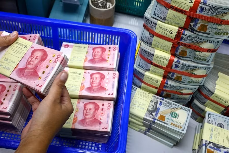 nhan-vien-ngan-hang-kiem-dem-tien-nhan-dan-te-va-usd-tai-bangkok-thai-lan-anh-reuters.jpg