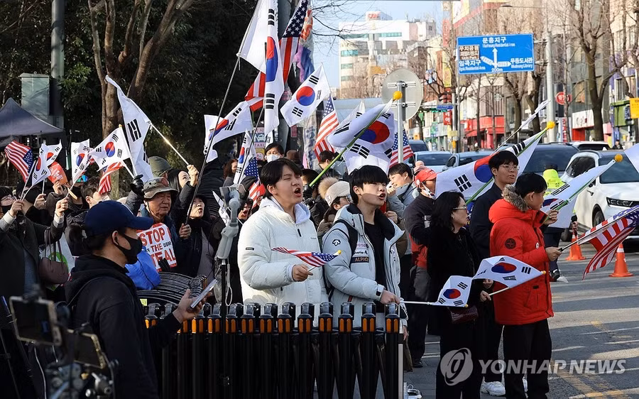 bieu-tinh-phan-doi-luan-toi-ong-yoon-suk-yeol-anh-yonhap.jpg