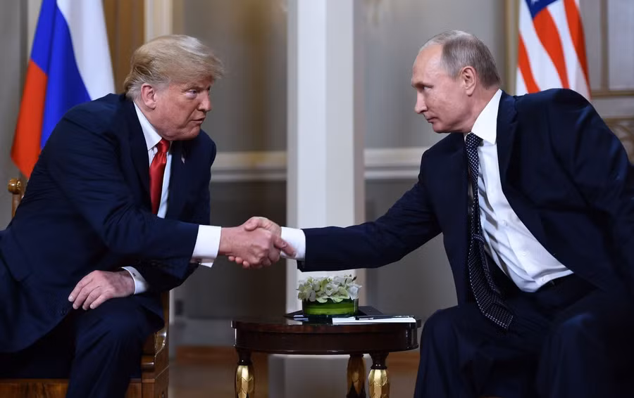 tong-thong-trump-va-tong-thong-putin-trong-lan-gap-o-phan-lan-anh-afp-ttxvn.jpg