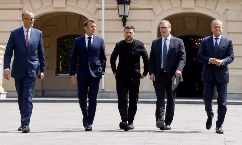 tong-thong-zelensky-giua-va-cac-nha-lanh-dao-chau-au-anh-bloomberg.png