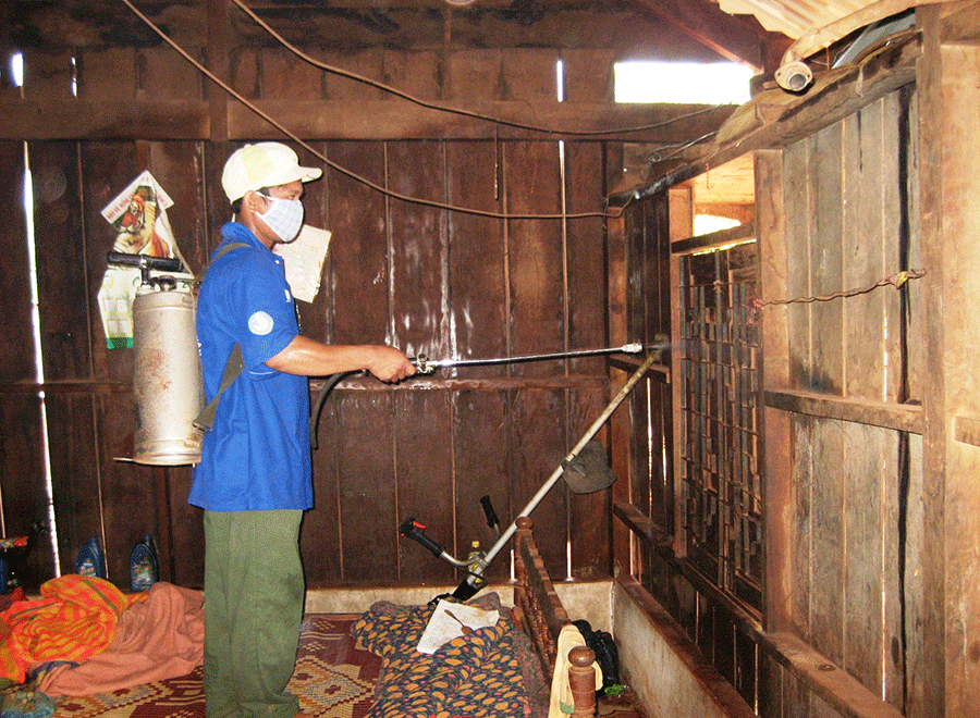  Phun hóa chất diệt muỗi ở Krông Pa. Ảnh: Đức Phương