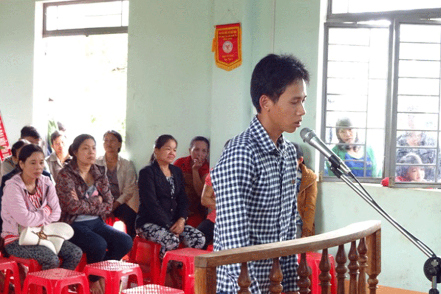 Bị cáo đứng trước vành móng ngựa nghe HĐXX tuyên án. Ảnh: Quốc Thành